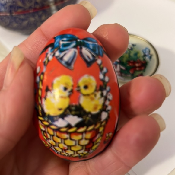 4 vintage tin Hong Kong & unmarked Easter egg candy container - Picture 6 of 12